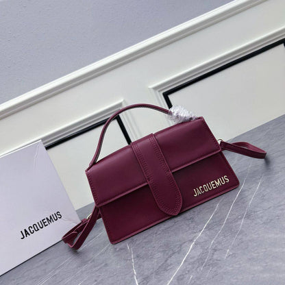 JACQUEMUS
 COPY ONE
WITH BOX BIG SIZE  
250 dhs✅
Leather 

Zain39
♥️♥️♥️