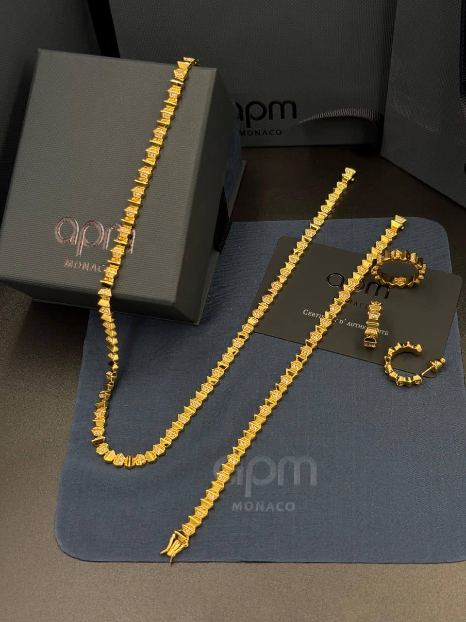 APM SET
 MASTER 💫✨
NECKLACE
 BRACELET
 EARRINGS
 RING
WITH BOX AND PAPER BAG🎁🛍️
350 dhs🇦🇪🇦🇪

Zain89
♥️♥️♥️