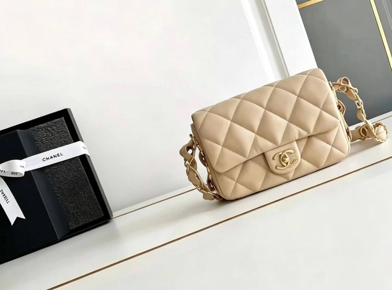 CHANEL 
COPY ONE 
WITH DOUBLE BOX ……🎁(leather) 
BIG SIZE 240 DHS✅
SMALL SIZE 230 DHS✅

Zain39
♥️♥️♥️