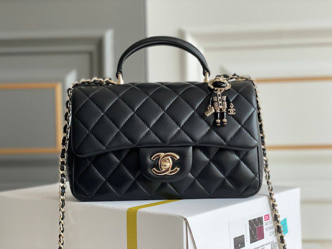 CHANEL 

NEW CAME GOOD QUALITY 

WITH BOX 
🎁🎁🎁

100 dhs💓

Zain39