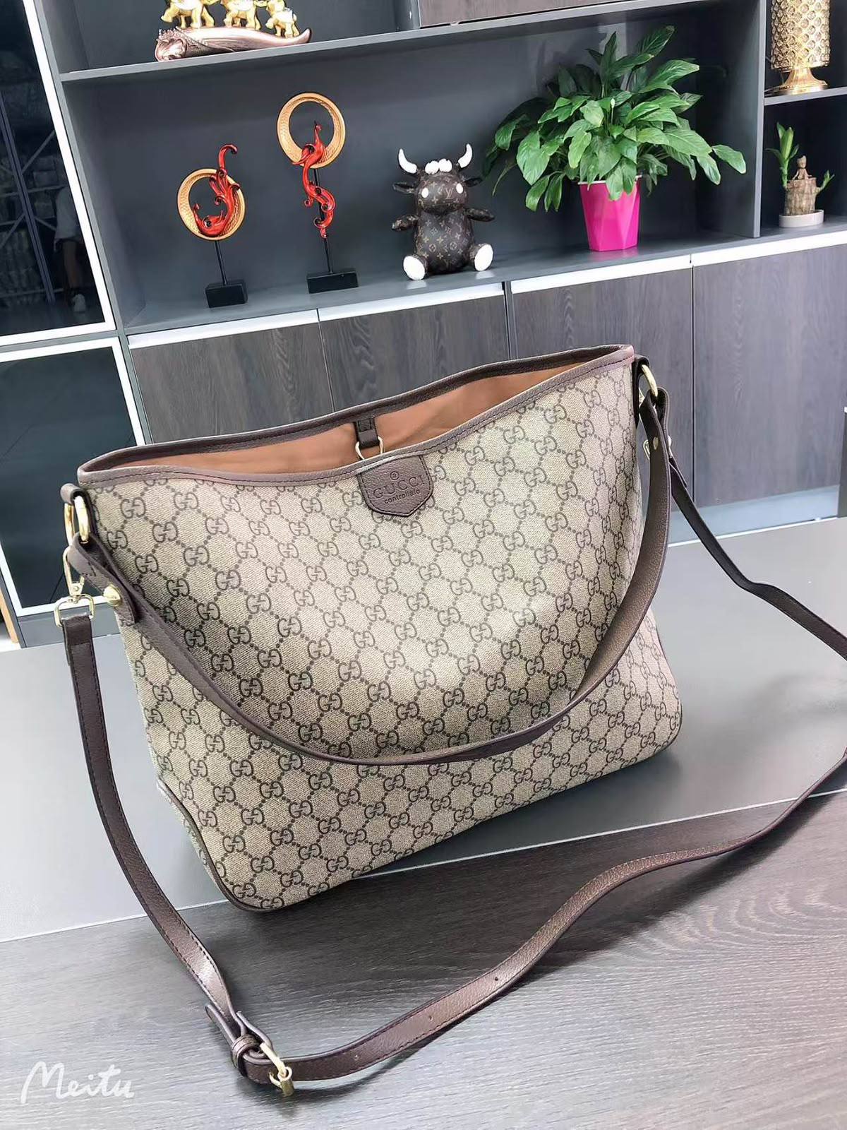 Gucci
110 dhs✅
Size:38*28 

Zain07
♥️♥️♥️