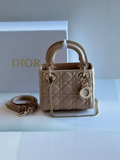 Dior Bag

17Cm

 With Box

 280 dhs🇦🇪🇦🇪

Zain131
♥️♥️♥️