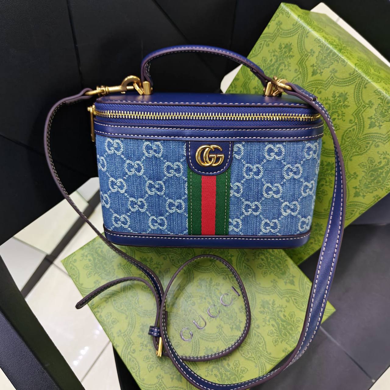 Gucci 

100 dhs✅ 

with box
🎁🎁🎁

Zain235
♥️♥️♥️