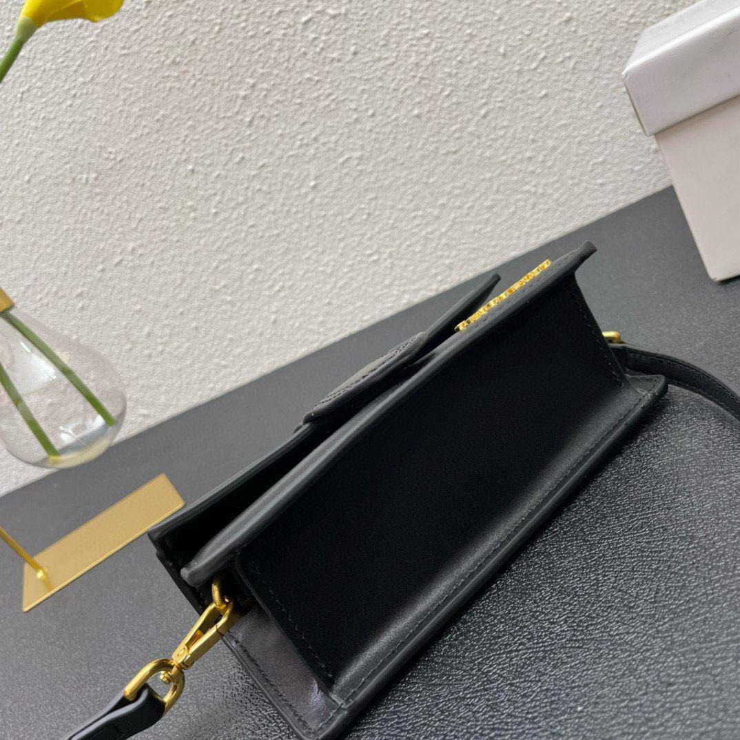 JACQUEMUS 

COPY ONE 

RESTOCK 
WITH BOX 

SMALL SIZE 

195 dhs🇦🇪🇦🇪🇦🇪
(Leather )
Zain17
♥️♥️♥️