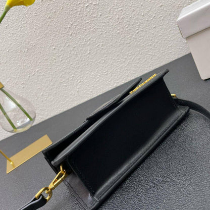 JACQUEMUS 

COPY ONE 

RESTOCK 
WITH BOX 

SMALL SIZE 

195 dhs🇦🇪🇦🇪🇦🇪
(Leather )
Zain17
♥️♥️♥️