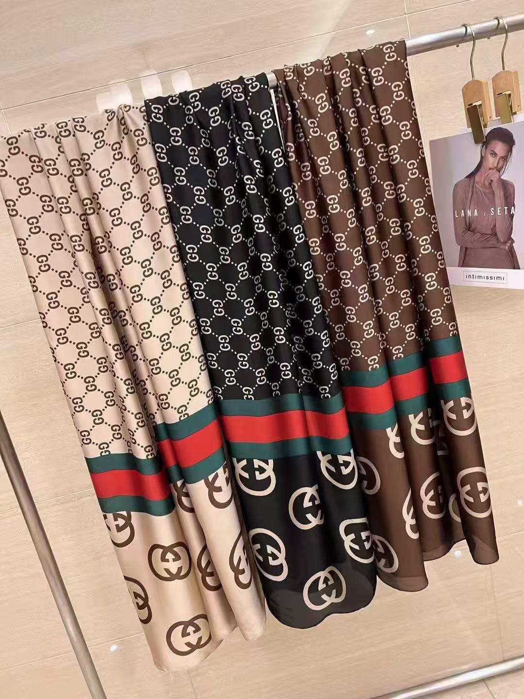 Silk scarf 

40 dhs🇦🇪  
no box

60 dhs🇦🇪 with box

Zain93
♥️♥️♥️