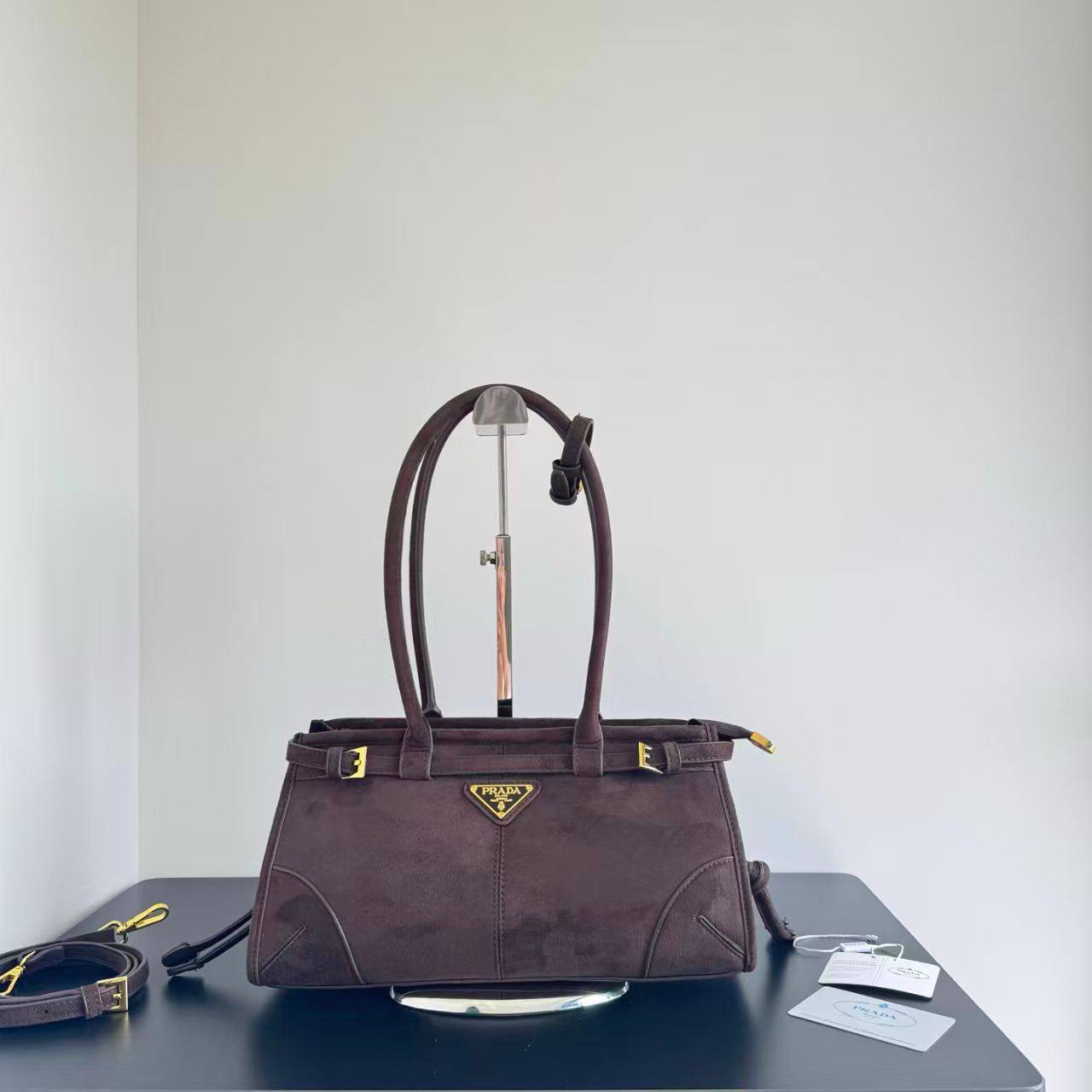 Prada 
          32Cm
260 dhs🪙🌨️

Zain131
♥️♥️♥️