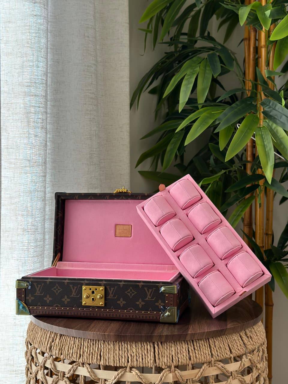 LOUIS VUITTON 
*❗️WATCH BOX❗*
*SUPER MASTER QUALITY ❗*
950 dhs✅
*WITH  PAPERBAG❗*

Zain267
♥️♥️♥️