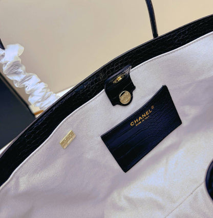 CHANEL 
COPY ONE 
220 dhs🇦🇪🇦🇪
SIZE: 35cm

Zain295
♥️♥️♥️