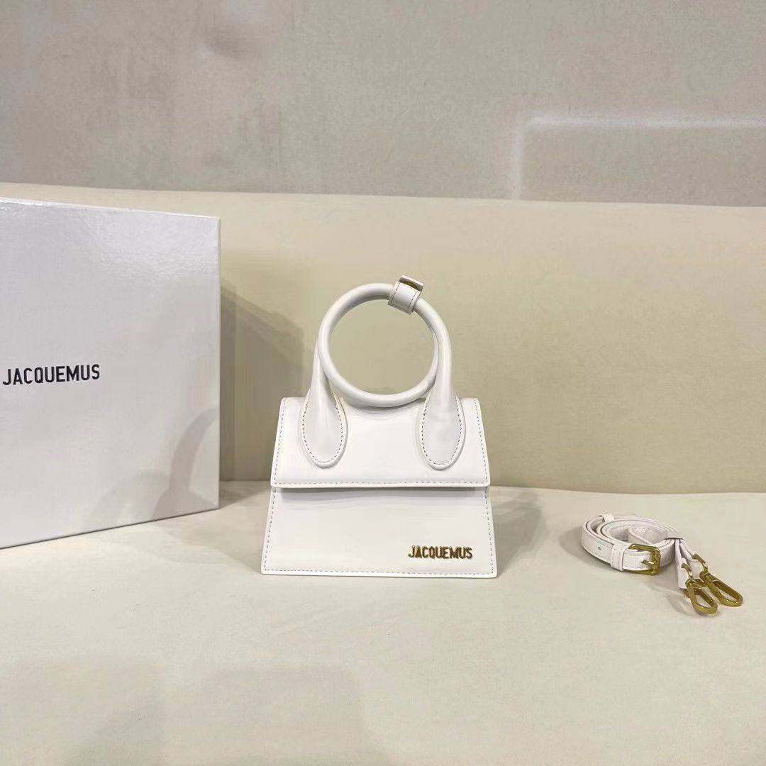JACQUEMUS

Best quality

with box
105 dhs🇦🇪🇦🇪

size 18CM

Zain290
♥️♥️♥️