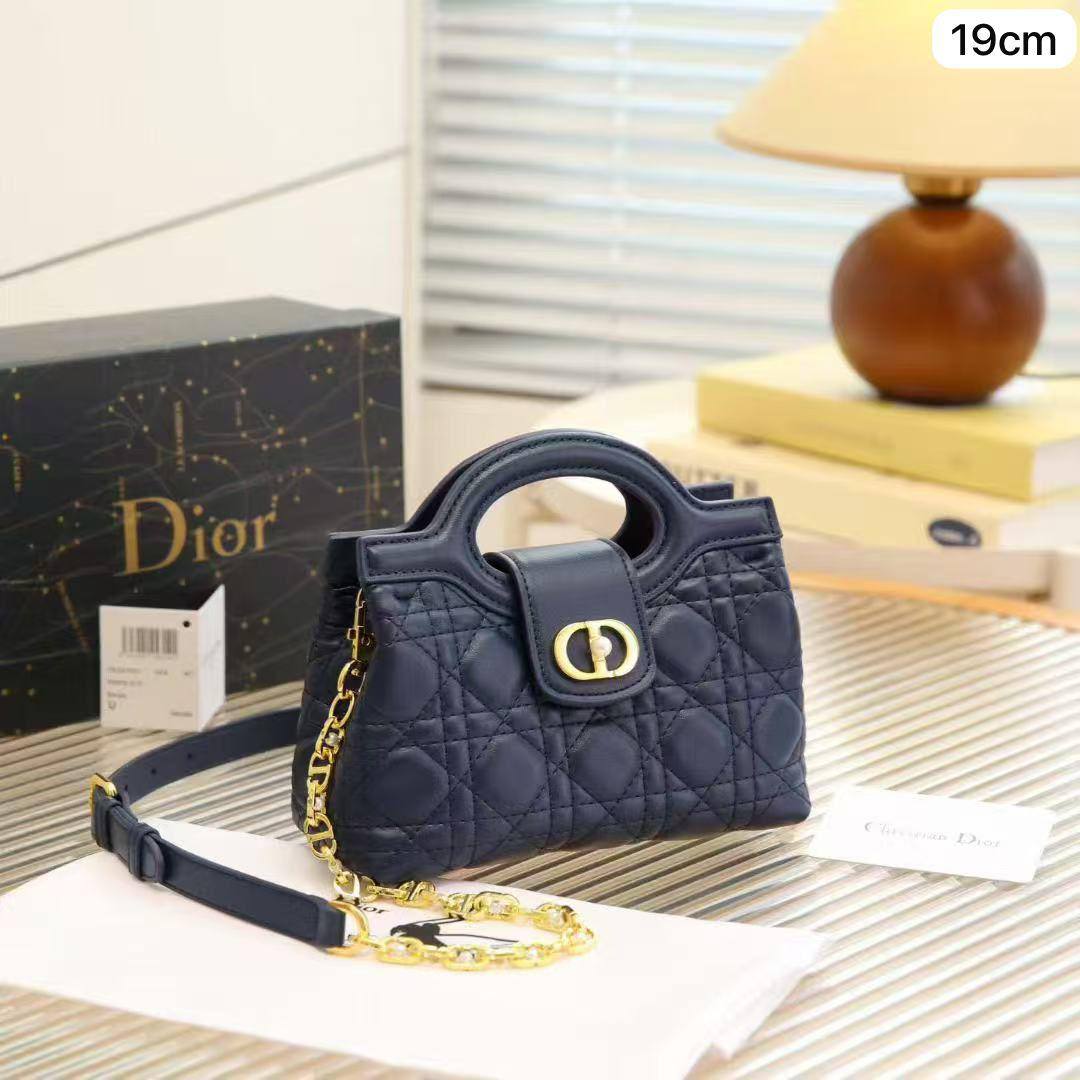 🌹 YSL / Dior 
1⃣️ First quality +🎁
Size: 23 ~ 19 cm


90 dhs🇦🇪🇦🇪

 with box

Zain115
♥️♥️♥️