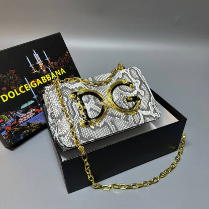 D&G
good quality 

with box 🎁🎁🎁

120 dhs✅

Zain39
♥️♥️♥️