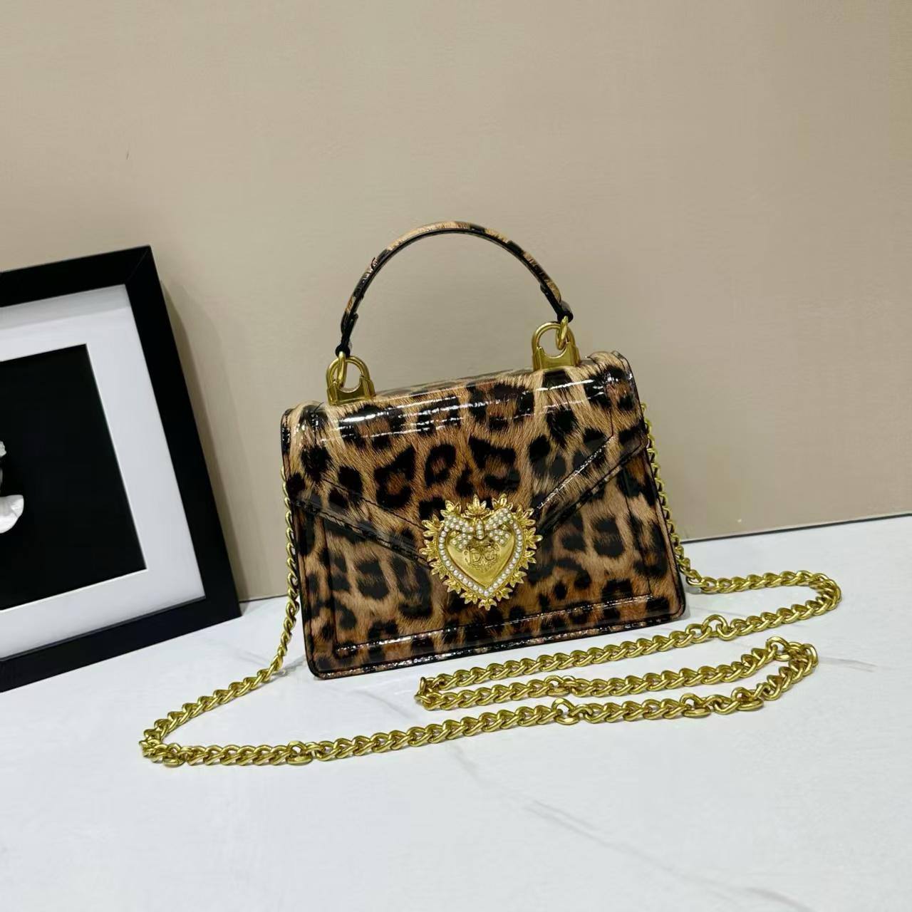 D&G
High quality
With box 
90 dhs✅

Zain50
♥️♥️♥️