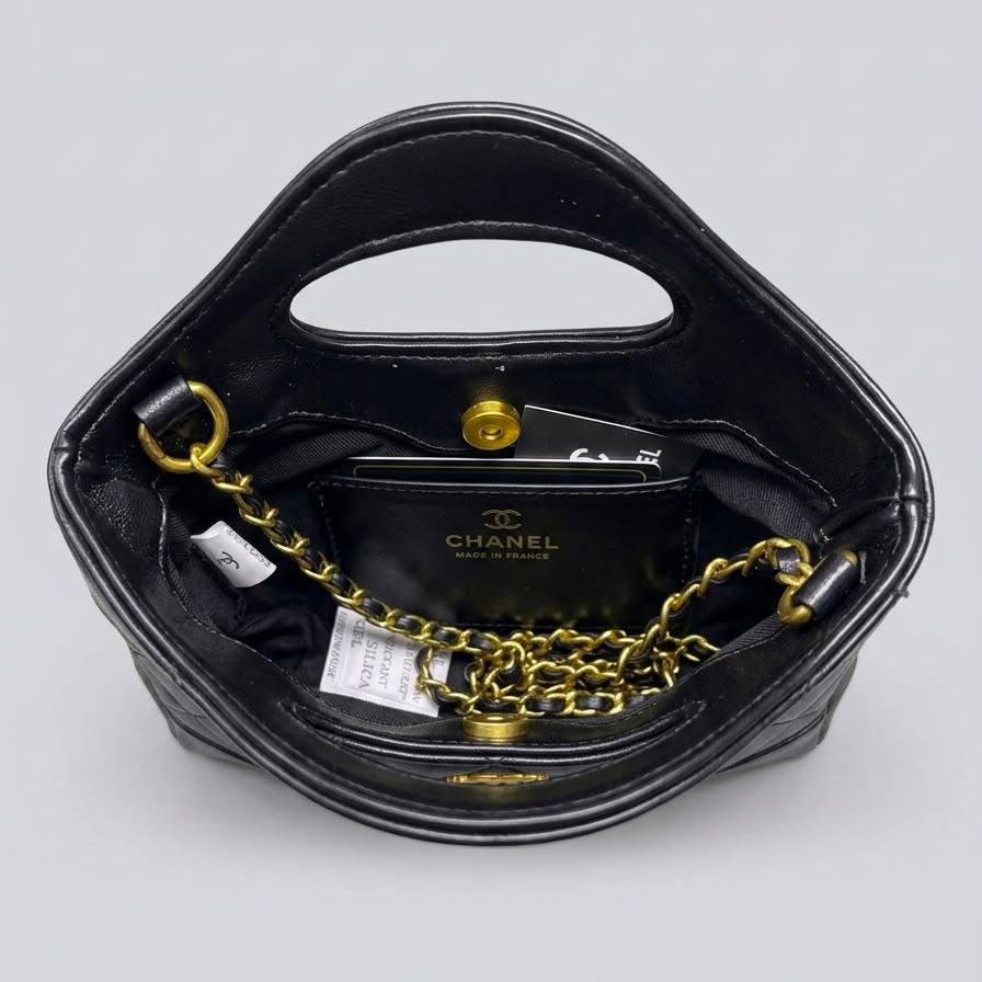 Chanel
High quality
With box 
100 dhs🇦🇪🇦🇪

Zain136
♥️♥️♥️