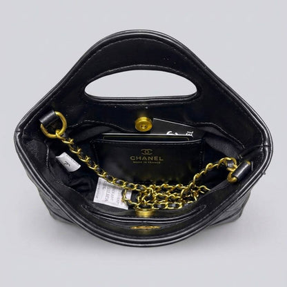 Chanel
High quality
With box 
100 dhs🇦🇪🇦🇪

Zain136
♥️♥️♥️