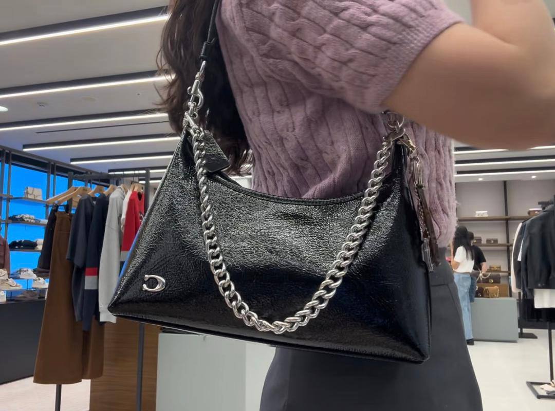 Coach
95 dhs🪙🌨️

SIZE：25cm

Good quality 

with box
🎁🎁🎁

Zain35
♥️♥️♥️