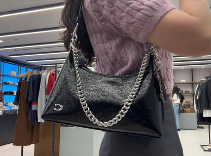 Coach
95 dhs🪙🌨️

SIZE：25cm

Good quality 

with box
🎁🎁🎁

Zain35
♥️♥️♥️