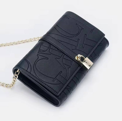 CH
95 dhs🪙
size：19.5×12.5×5cm

Good quality 

with box
🎁🎁🎁

Zain39
♥️♥️♥️