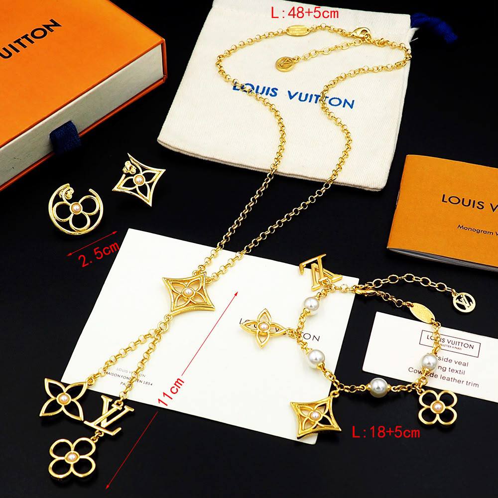 LV
Necklace ✨
Bracelet 😍
Earring 🦋
Master quality 💯
With normal boxes 🗃️ 
180 dhs🇦🇪🇦🇪
With master box 📦 
210 dhs🇦🇪🇦🇪

Zain216
♥️♥️♥️