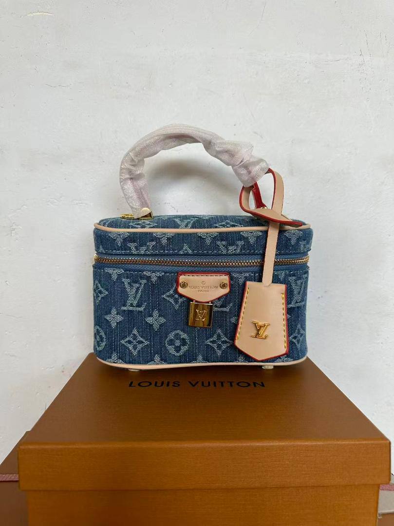 LV
95 dhs✅
with box
size 19cm

Zain26
♥️♥️♥️