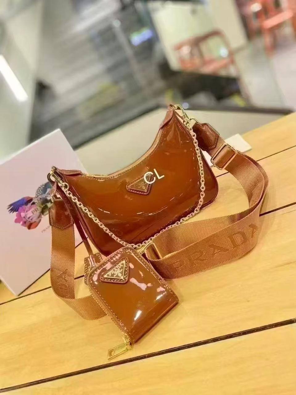 Prada

with box
🎁🎁🎁

100 dhs❤️

Zain143
♥️♥️♥️