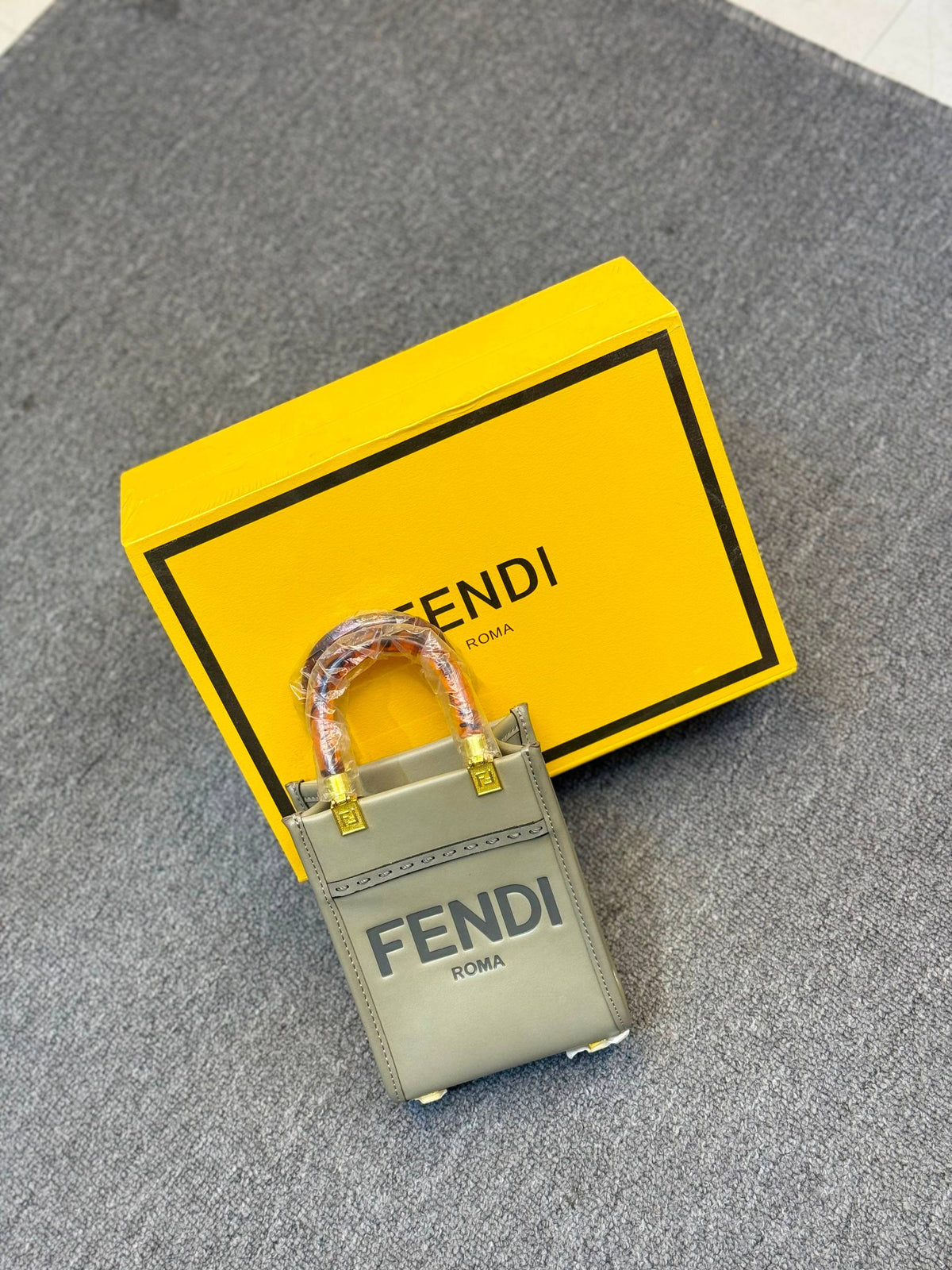 Fendi

100 dhs
With box

Zain331
♥️♥️♥️