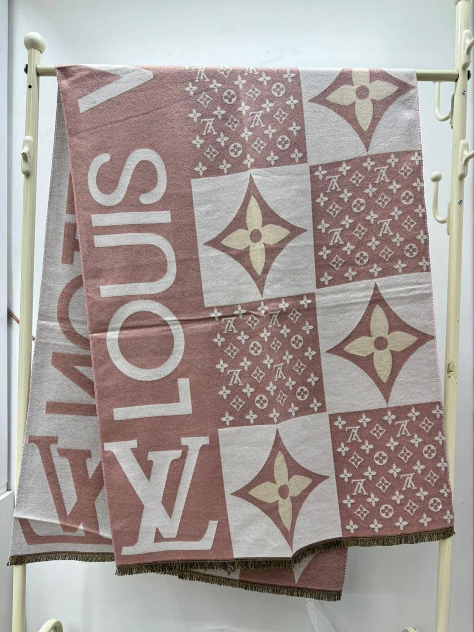 Brand Shawl / Scarf 

Good quality

Size:  180 * 68 cm
45 dhs🪙🌨️

Zain115
♥️♥️♥️