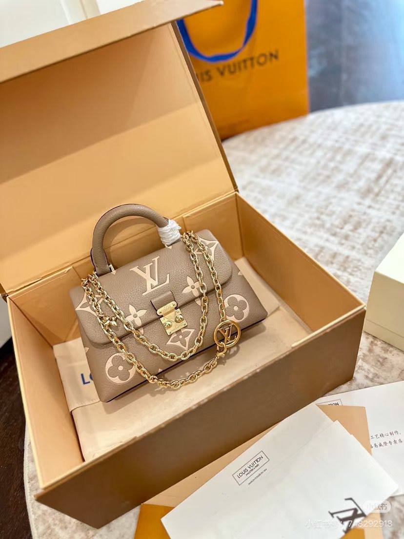 LV

With box
🎁🎁🎁

size:21×11cm 
95 dhs🪙🌨️

Zain114
♥️♥️♥️