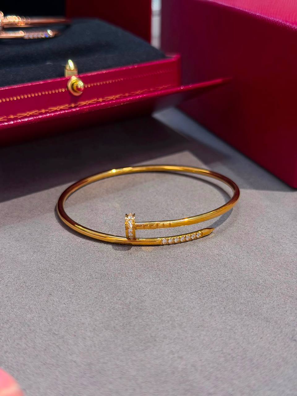 Cartier ♥️
* ⁠↗️ *Super Master Quality ®️*⬆️
* Just un clou New Bangle  with Stone,
* ⁠available All Size in Gold , Silver & Rosegold

NEW COLLECTION

*95 dhs✅* with *Normal* Box & Bag
*140 dhs✅* with *Orignal* Packing 🎁

Zain106
♥️♥️♥️