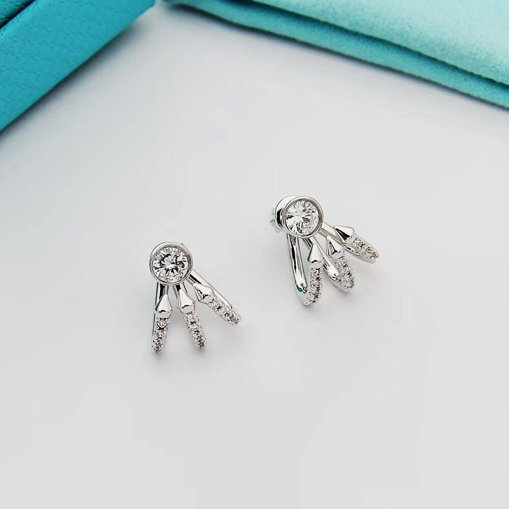 Earring 

50 dhs🪙🌺 

with Box And Paper Bag
🎁🎁🎁

Zain89
♥️♥️♥️