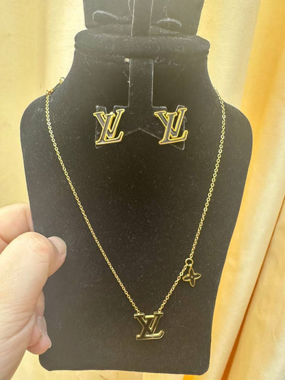 New arrival LV stainless steel with 18k gold plated set of 2, 
Non tarnish 
45 dhs🪙🌺 / set without box 
55 shs🪙🌺 / set with LV box 
and paperbag

Zain243
♥️♥️♥️