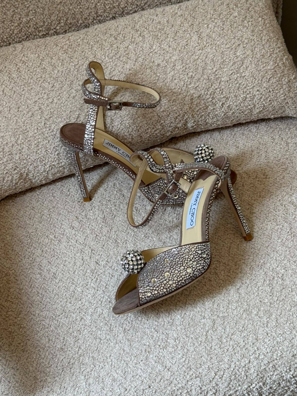 Jimmy choo

𝐒𝐢𝐳𝐞𝐬: 𝟑𝟔 — 𝟒𝟏
560 dhs🇦🇪🇦🇪

Zain298
♥️♥️♥️