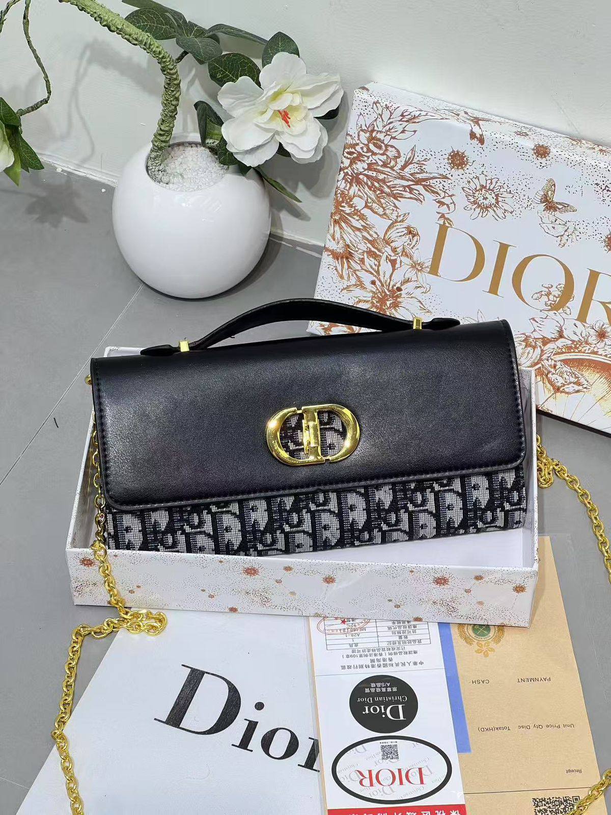 CHRISTIAN DIOR
ᴍᴏɴᴛᴀɪɢɴᴇ ʙᴀɢ
ᴄᴀɴᴠᴀs & ʟᴇᴀᴛʜᴇʀ ᴍᴀᴛᴇʀɪᴀʟ
ᴡɪᴛʜ ᴄʜᴀɪɴ
sɪᴢᴇ : 24 cm
ᴡɪᴛʜ BOX
🎁🎁🎁

65 dhs💚

Zain31
♥️♥️♥️