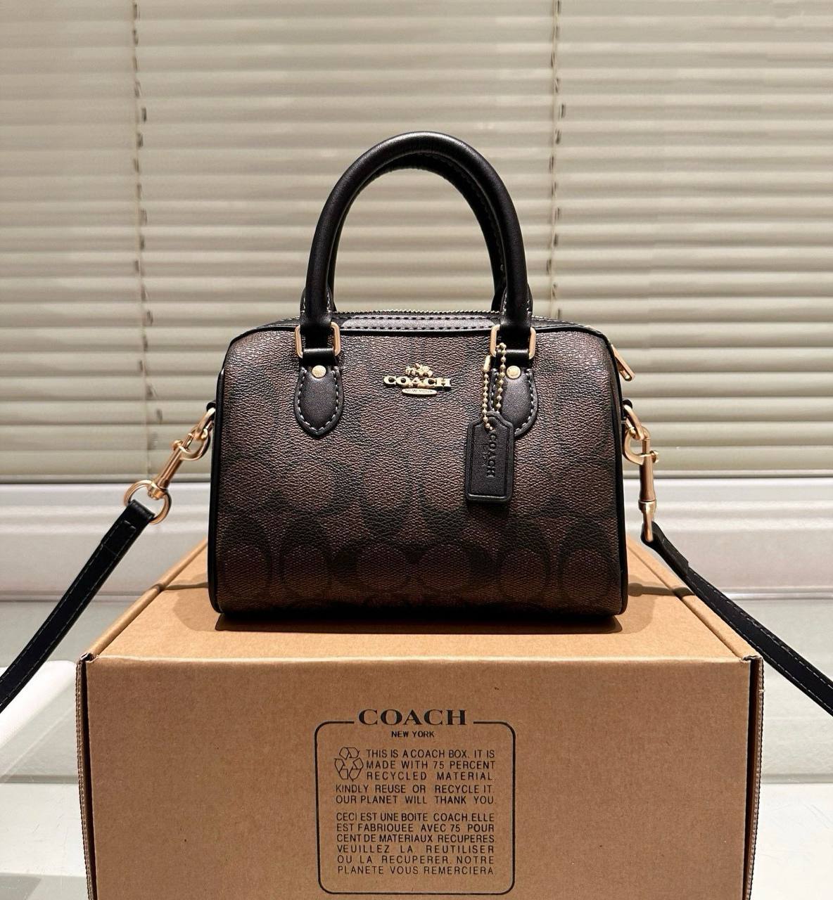 COACH 
NEW CAME GOOD QUALITY 
WITH BOX 
🎁🎁🎁

90 dhs🪙🌨️
SIZE: 18cm

Zain39
♥️♥️♥️