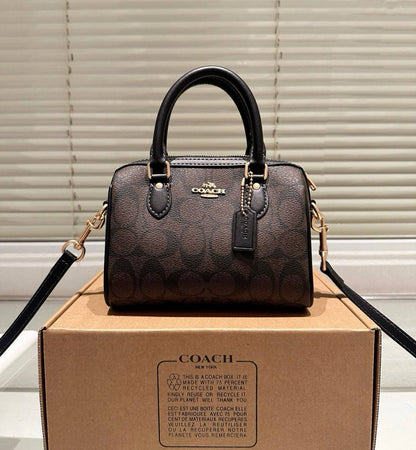 COACH 
NEW CAME GOOD QUALITY 
WITH BOX 
🎁🎁🎁

90 dhs🪙🌨️
SIZE: 18cm

Zain39
♥️♥️♥️