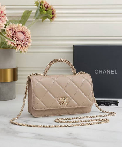 CHANEL

Best quality 
with box
100 dhs🇦🇪🇦🇪🇦🇪
size 19CM

Zain290
♥️♥️♥️