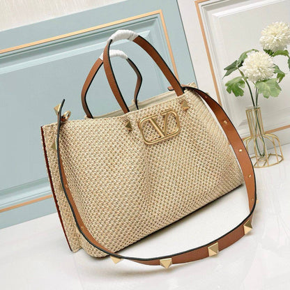 VALENTINO 
NEW CAME BIG SIZE 
GOOD QUALITY
110 dhs✅

Zain39
♥️♥️♥️