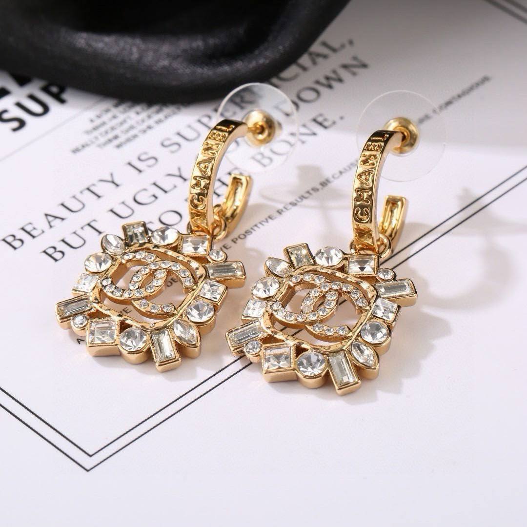 CHANEL❤️‍🔥
Earring 🦋
Master quality 💯
With normal boxes 🗃️ 
60 dhs 🇦🇪🇦🇪

With master box 📦 
75 dhs🇦🇪🇦🇪

Zain216
♥️♥️♥️