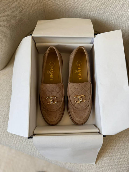 Chanel 
𝑨𝑨𝑨 𝑸𝒖𝒂𝒍𝒊𝒕𝒚
𝑺𝒊𝒛𝒆 𝟑5 𝒕𝒐 𝟒2 
450 dhs✅

Zain281
♥️♥️♥️