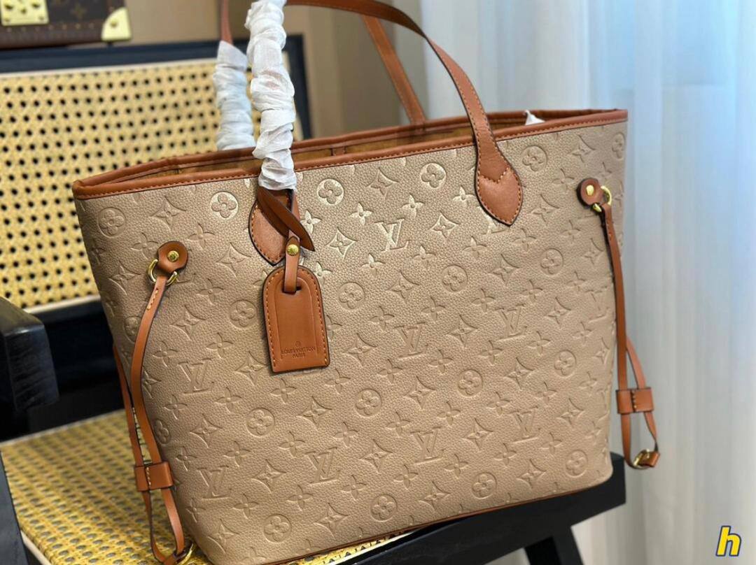 LV 
100 dhs✅
with box
size 43×6×28cm

Zain42
♥️♥️♥️