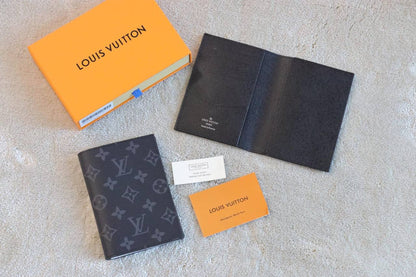 LV - Goyard
Wallets
 master 
passport holder
95 dhs✅

Zain33
♥️♥️♥️