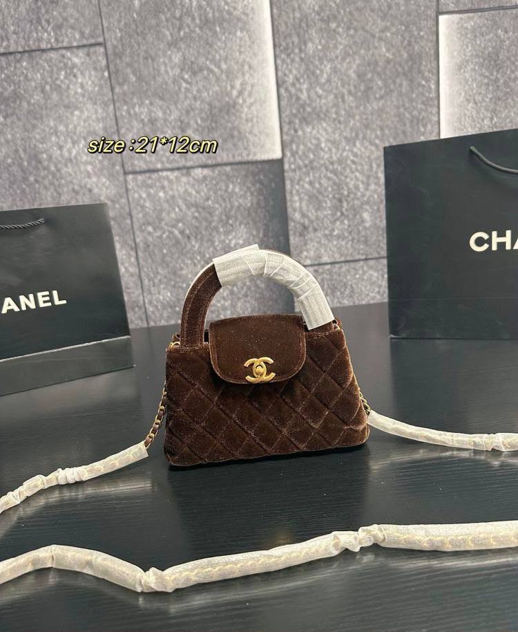 Chanel
100 dhs🇦🇪🇦🇪
with box
size 19×6×11cm

Zain42
♥️♥️♥️