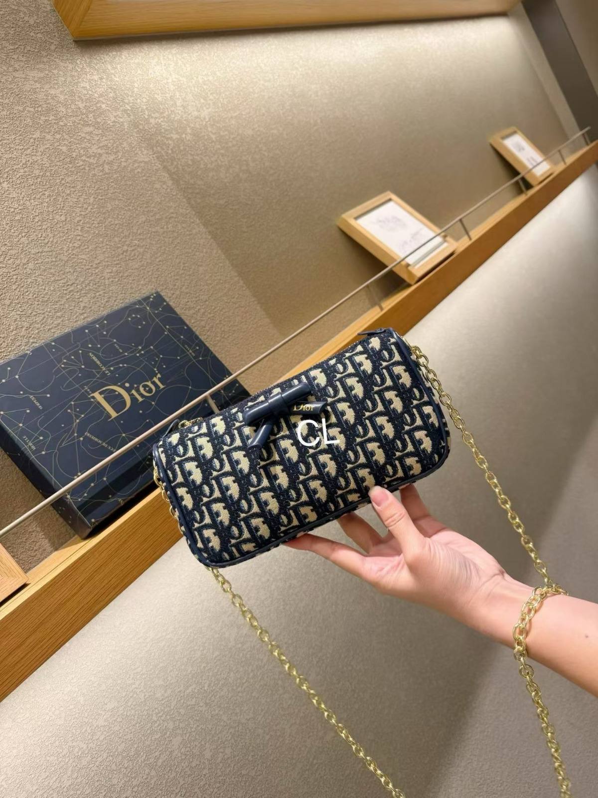 DIOR
Best quality 
with box
100 dhs🇦🇪🇦🇪

size 23CM

Zain290
♥️♥️♥️