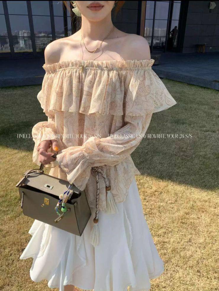 shoulder paisley blouse 
M ML size 
100 dhs✅

Zain17
♥️♥️♥️