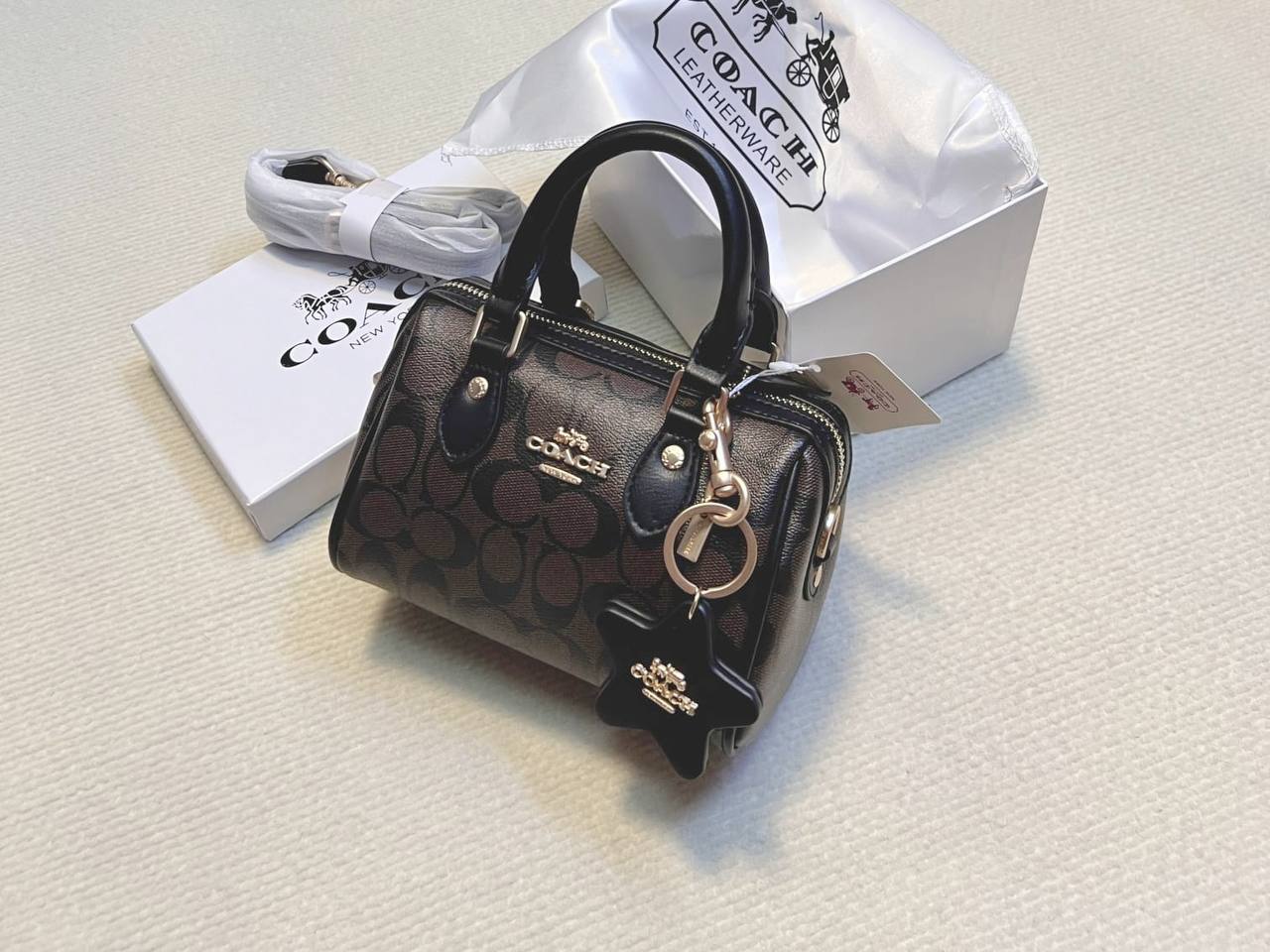 Coach
95 dhs✅

with box
🎁🎁🎁

size 18×10×12cm

Zain42
♥️♥️♥️