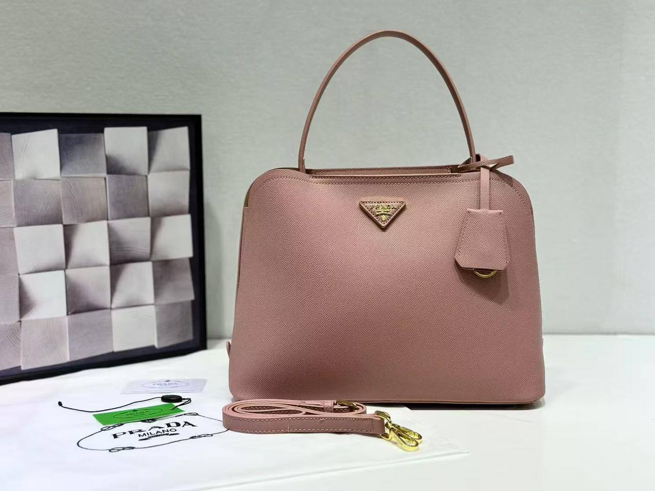 Prada 

size 32 cm 

good quality 

115 dhs🇦🇪

Zain278
♥️♥️♥️