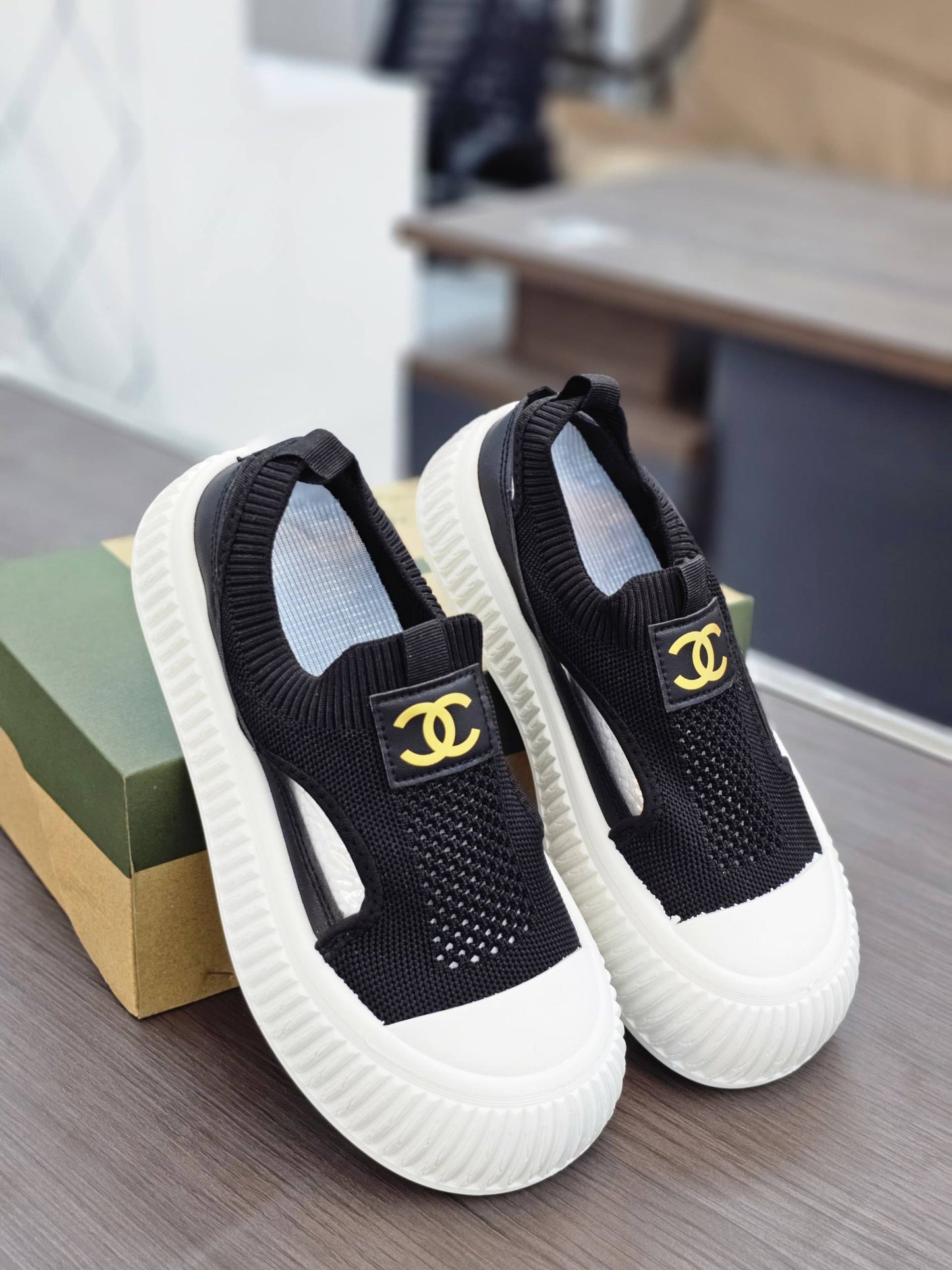 Chanel
Size 36to41       
65 dhs🪙🌨️

Zain163
♥️♥️♥️