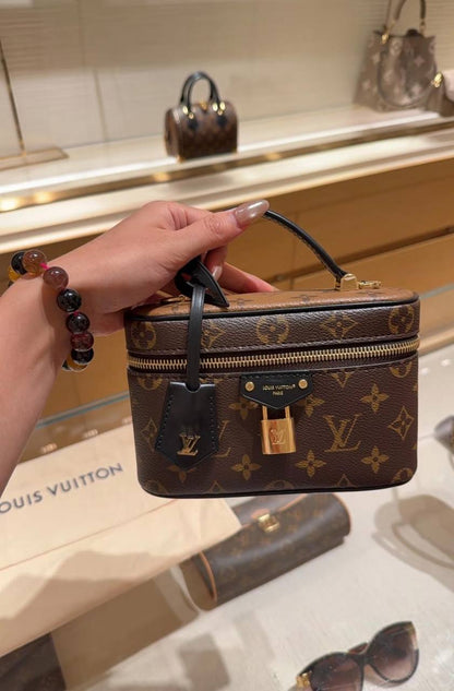 LV
95 dhs🇦🇪🇦🇪
with box

Zain07
♥️♥️♥️
