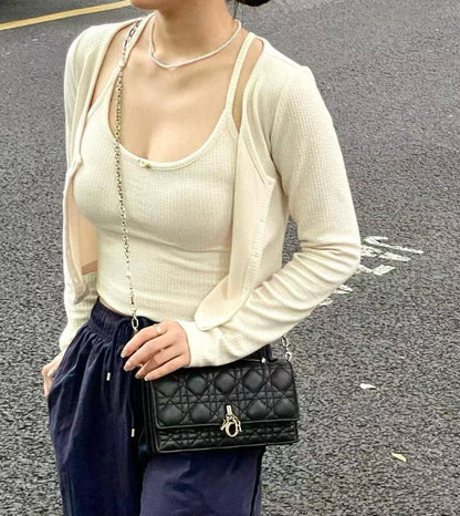 💖 Dior chanel
1⃣️ First quality +🎁
Size : 21 * 12 cm
115 dhs❣️
with box 🎁

Zain115
♥️♥️♥️