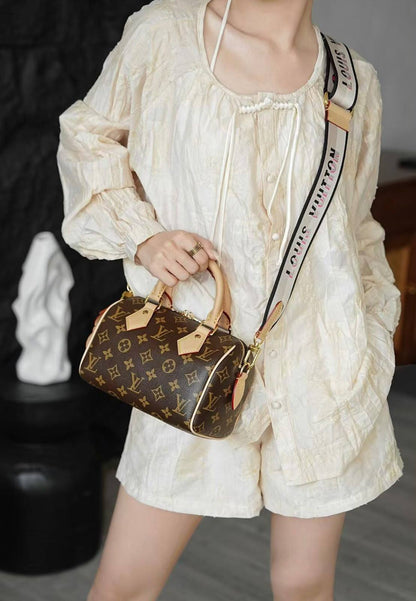 LOUIS VUITTON 

SPEEDY
 NEW CAME 
GOOD QUALITY 
WITH BOX

100 dhs🇦🇪

Size:20cm

Zain295
♥️♥️♥️